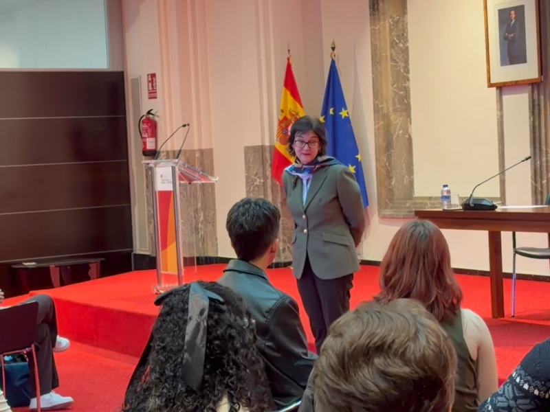 Cani Fernández de CNMC recibe Premiados Dadoris